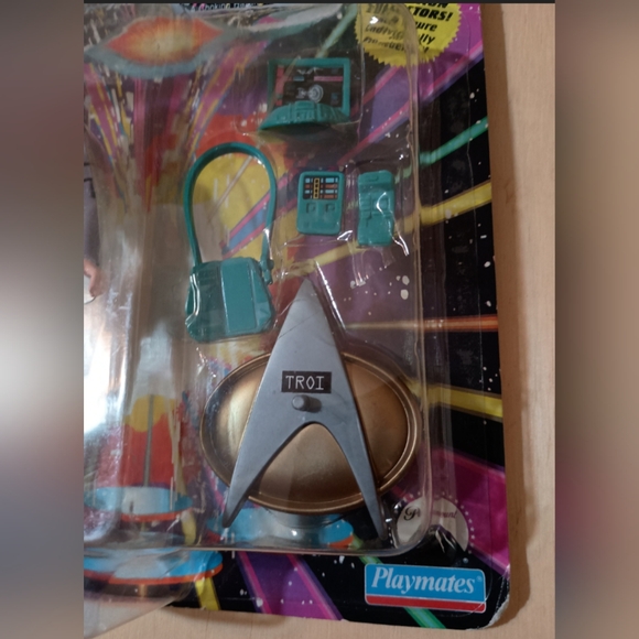 Star Trek TNG  Lt. Commander Deanna Troi unpunched - Picture 4 of 9